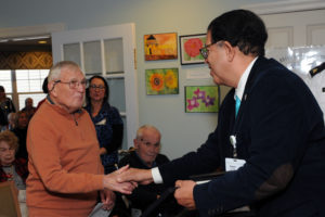 Beacon Hospice chaplain thanks Allerton House resident for his service in the Air Force